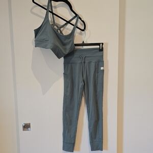 Vuori Set in Slate Green Leggings XS, Bra M